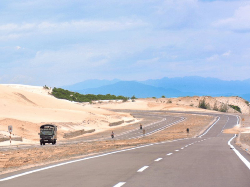 Cung đường đẹp Phan Thiết - Mũi Né - Bàu Trắng được bao phủ bởi cát vàng
