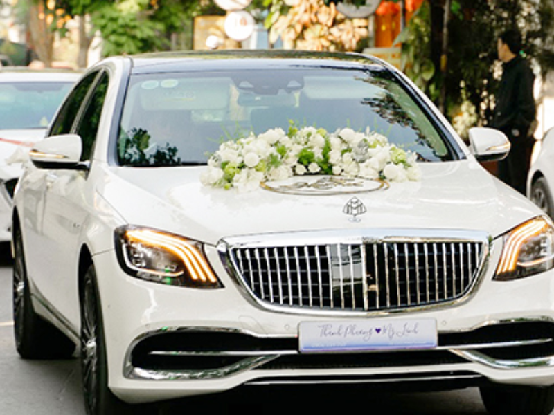 Mercedes S450 - mẫu xe hoa thanh lịch khi thuê xe hạng sang tại Hồ Chí Minh làm xe hoa