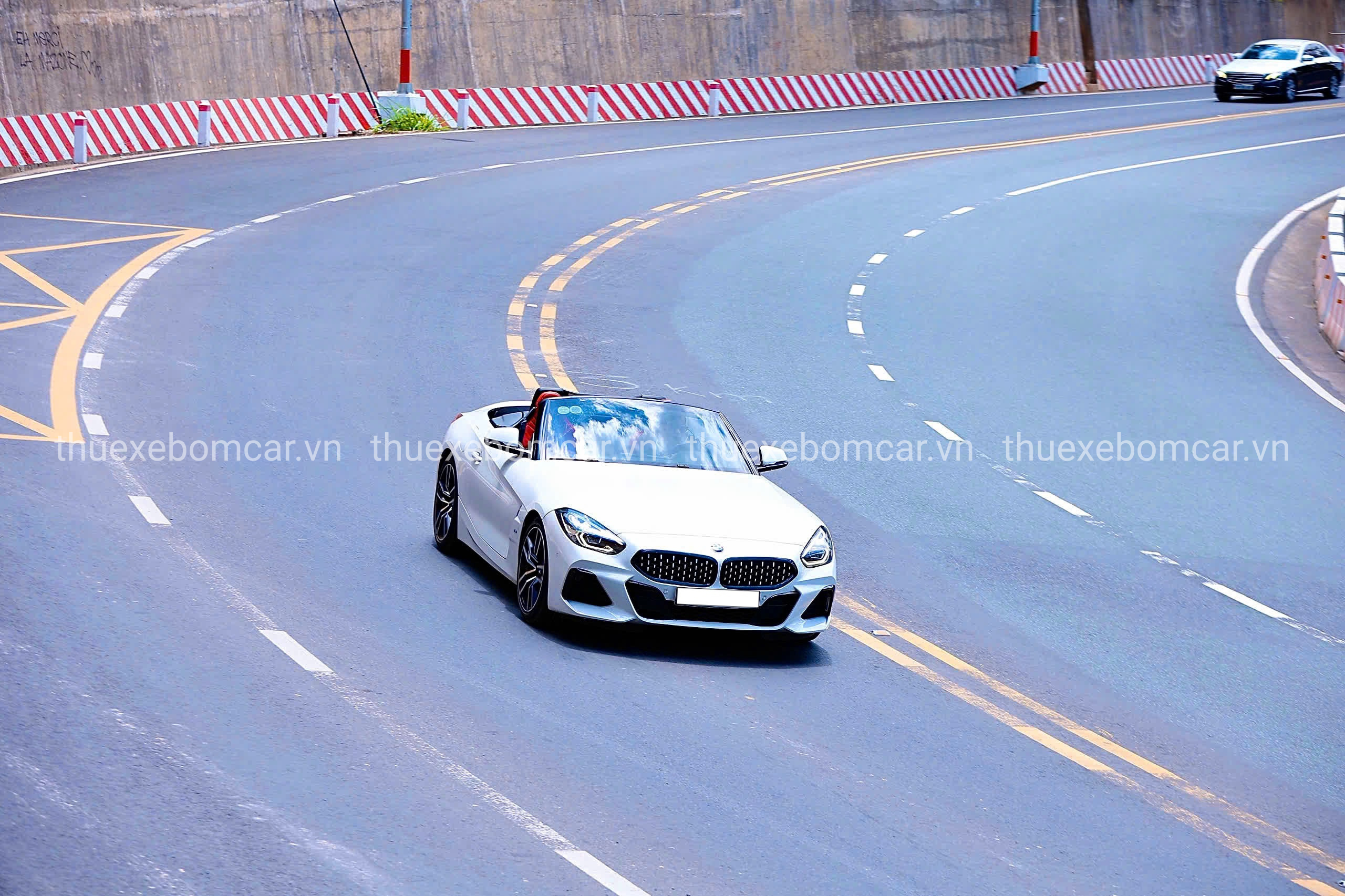 7.thue xe BMW Z4 tu lai