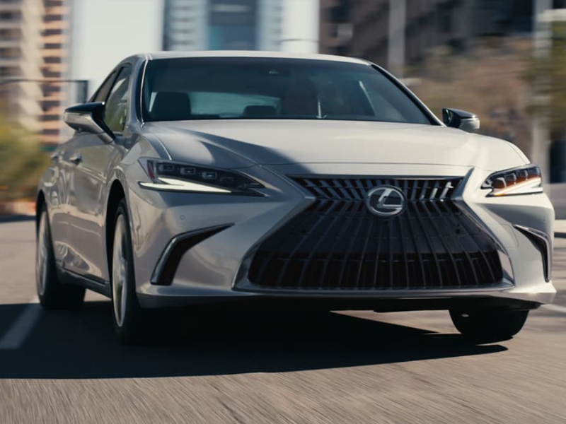 Lexus ES giúp cho buổi hẹn hò thêm riêng tư