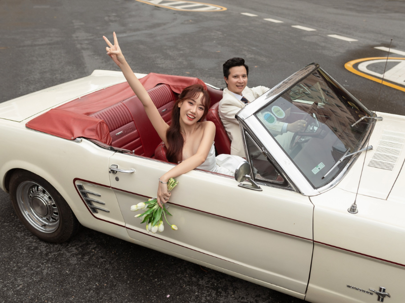 Thuê xe phù hợp phong cách cổ điển được ưa chuộng khi thuê xe sang tự lái chụp ảnh cưới